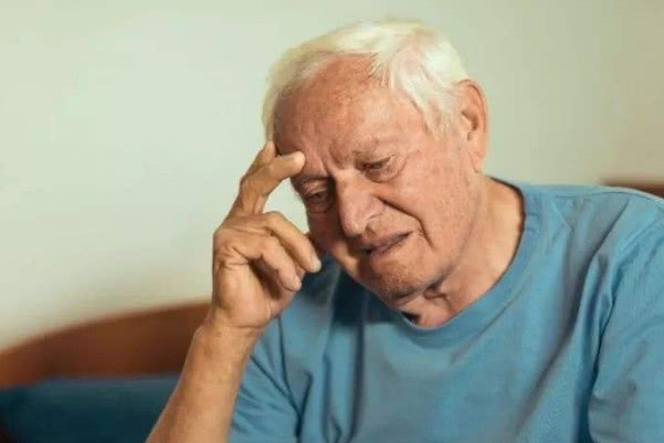 為什么會出現(xiàn)老年癡呆？老年癡呆一般的誘發(fā)條件！