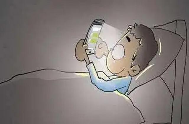 晚上睡覺玩手機的危害有哪些?睡覺前玩手機有何影響? 晚上睡覺玩手機的危害有哪些?睡覺前玩手機有何影響?